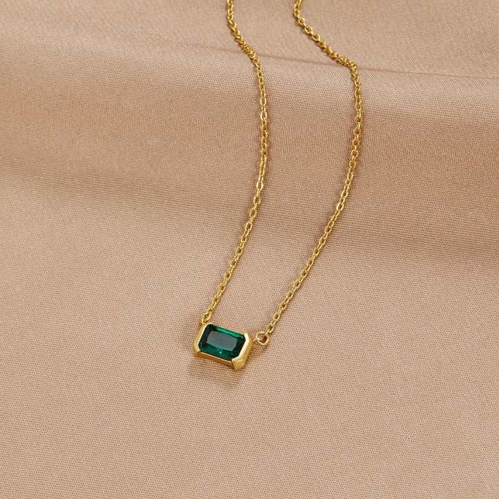 Collana delicata con smeraldo