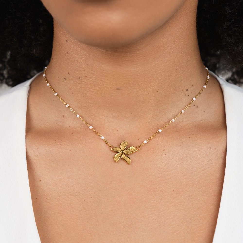 Elegantes Collier mit Goldblume
