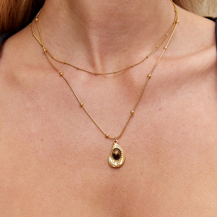 Elegante collana in oro con occhio di tigre